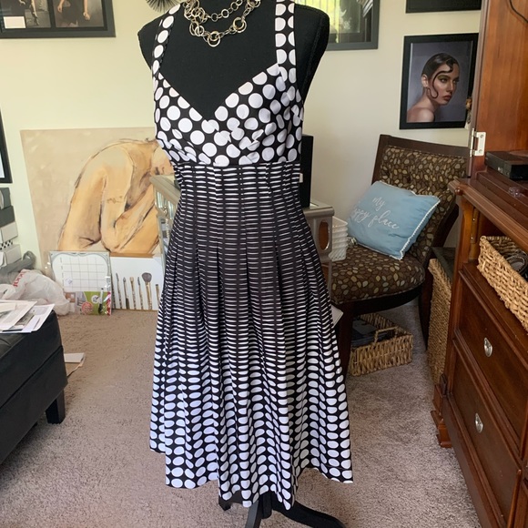 Calvin Klein black & white with POCKETS - Picture 2 of 3